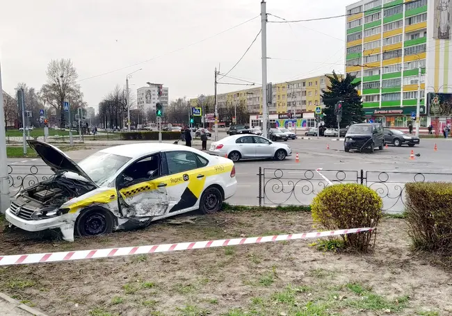 Авария в Бобруйске: такси вылетело с проезжей части (дополнено: видео и официальный комментарий)