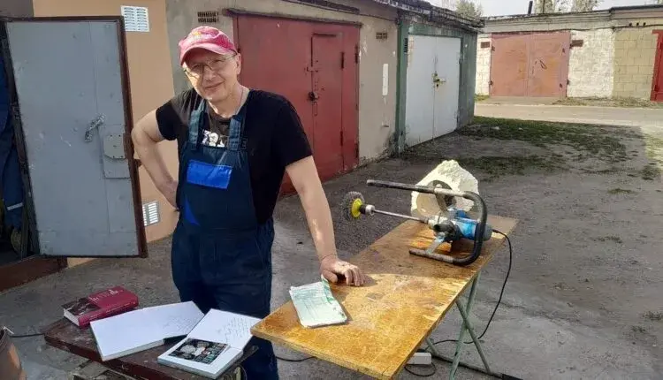 Бобруйчанин Александр Власенко помогает птицам решать квартирный вопрос. Фото: babruisk.info.