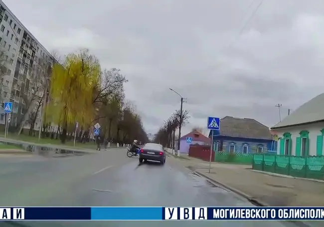 В Бобруйске при проезде перекрестка скутерист не уступил дорогу легковушке (видео столкновения)
