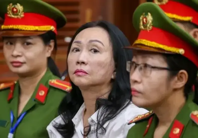 Одну из богатейших женщин Вьетнама приговорили к смертной казни за мошенничество