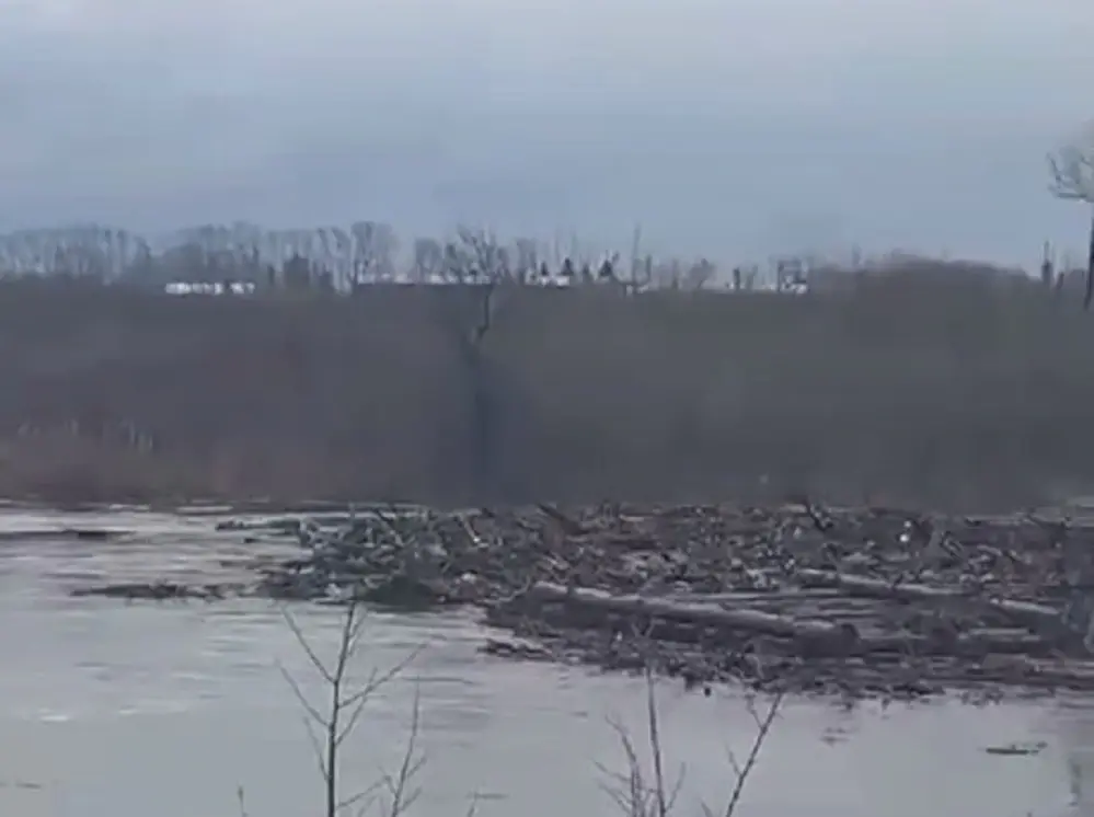 В Курганской области России смыло деревянный мост. Кадр видео из ТГ-канала губернатора Курганской области.
