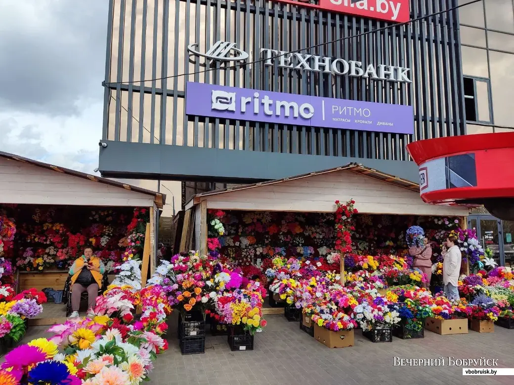 До Радуницы еще почти месяц, а в Могилеве уже вовсю торгуют искусственными  цветами. Выбор в пользу живых растений пока делают не все | bobruisk.ru