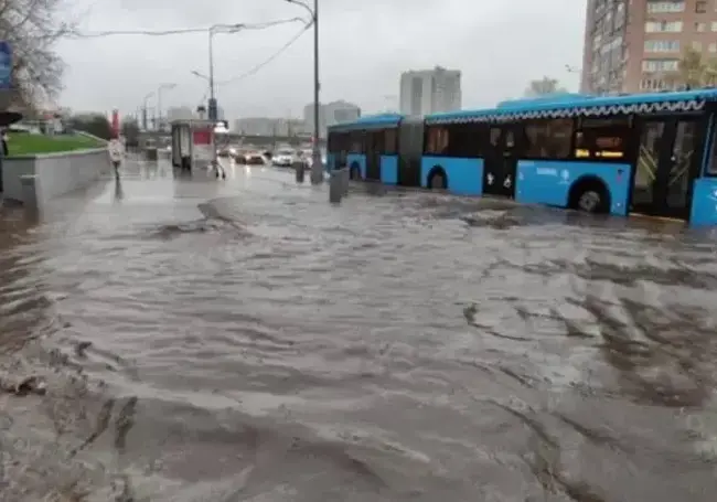 Улицы Москвы затопило после мощного ливня. Видео
