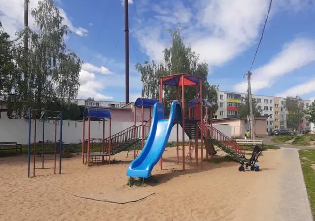 В Славгороде мальчик застрял ногой между прутьями на игровой площадке. На помощь пришли спасатели