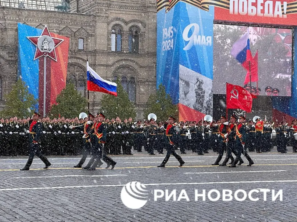 Лукашенко пришел на Парад Победы в Москве со шпицем. Фотофакт