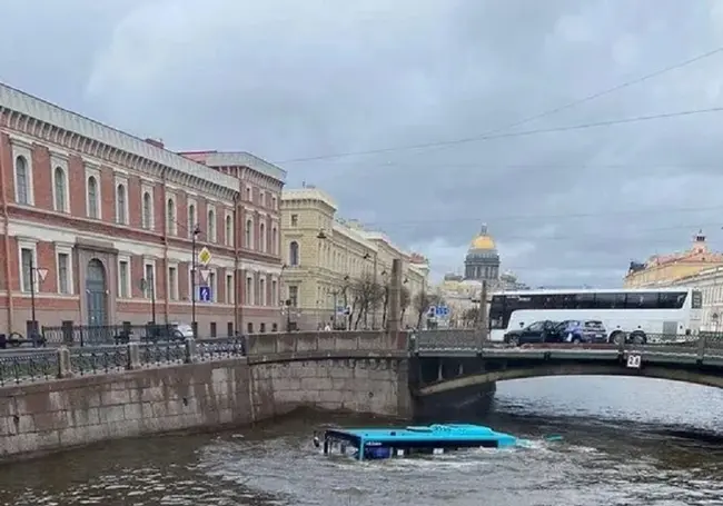 В Петербурге автобус с пассажирами упал в реку Мойку. Есть погибшие (дополнено)