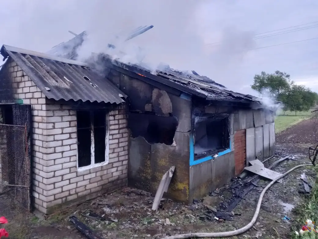 На пожаре в Могилевской области погибли четыре человека. Среди жертв –  ребенок (видео) | bobruisk.ru