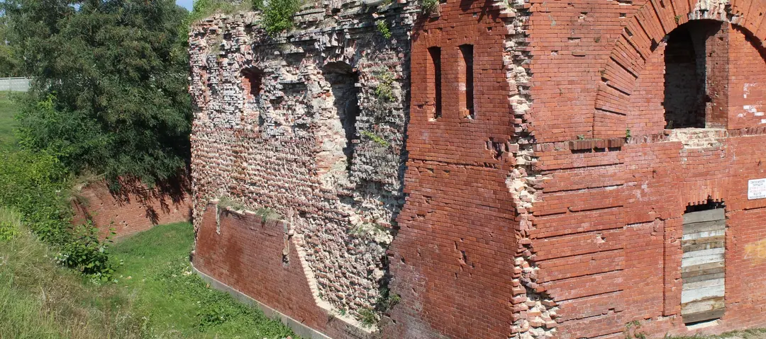 Двухэтажный склад с фрагментом вала Бобруйской крепости выставили на аукцион