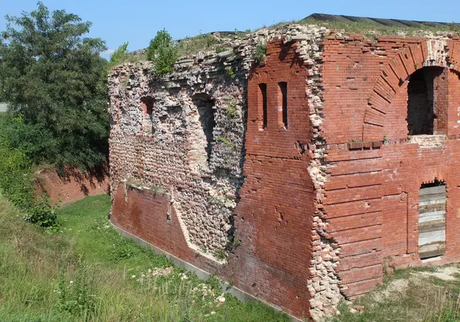 Двухэтажный склад с фрагментом вала Бобруйской крепости выставили на аукцион