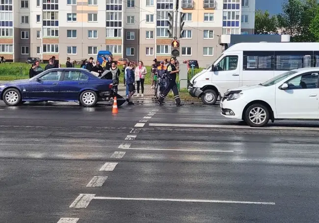 В Бобруйске маршрутка на скорости протаранила BMW. Четырех человек доставили в больницу (видео)