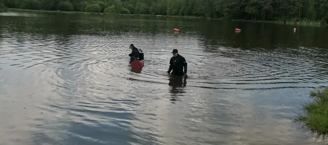 Бобруйские водолазы чистили дно на озере у «Шинника»