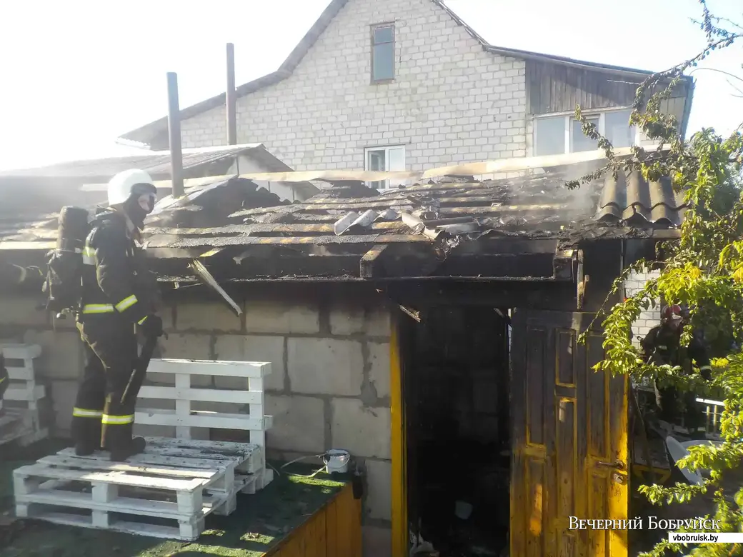 В Бобруйском районе хозяева защищали от огня свой дом | bobruisk.ru