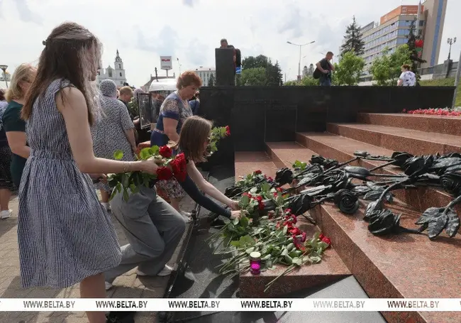 В Минске почтили память погибших в давке на Немиге 25 лет назад. Фотофакт
