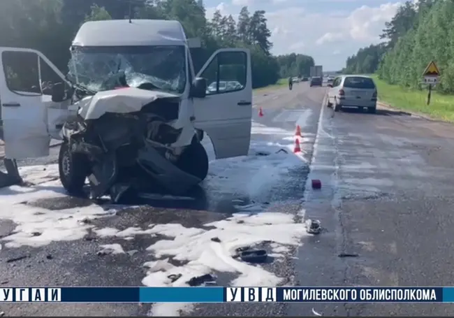 В Бобруйском районе маршрутка врезалась в трактор: 10 человек в больнице (дополнено)