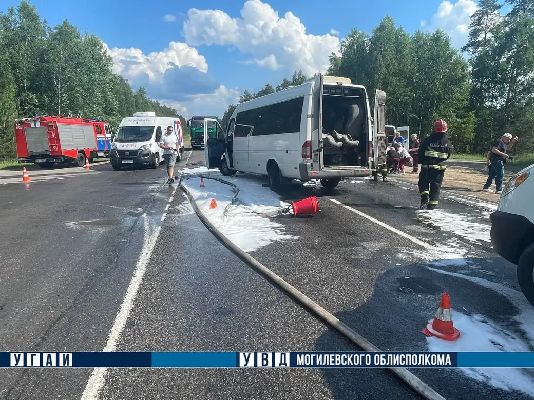 В Бобруйском районе маршрутка врезалась в трактор: 10 человек в больнице  (дополнено) | bobruisk.ru