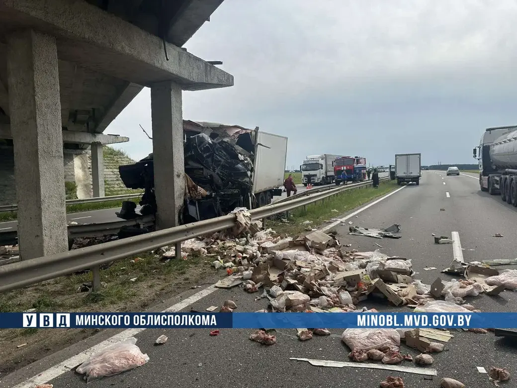 Грузовик протаранил опору моста на трассе Минск-Гомель в Пуховичском  районе. Водитель погиб | bobruisk.ru