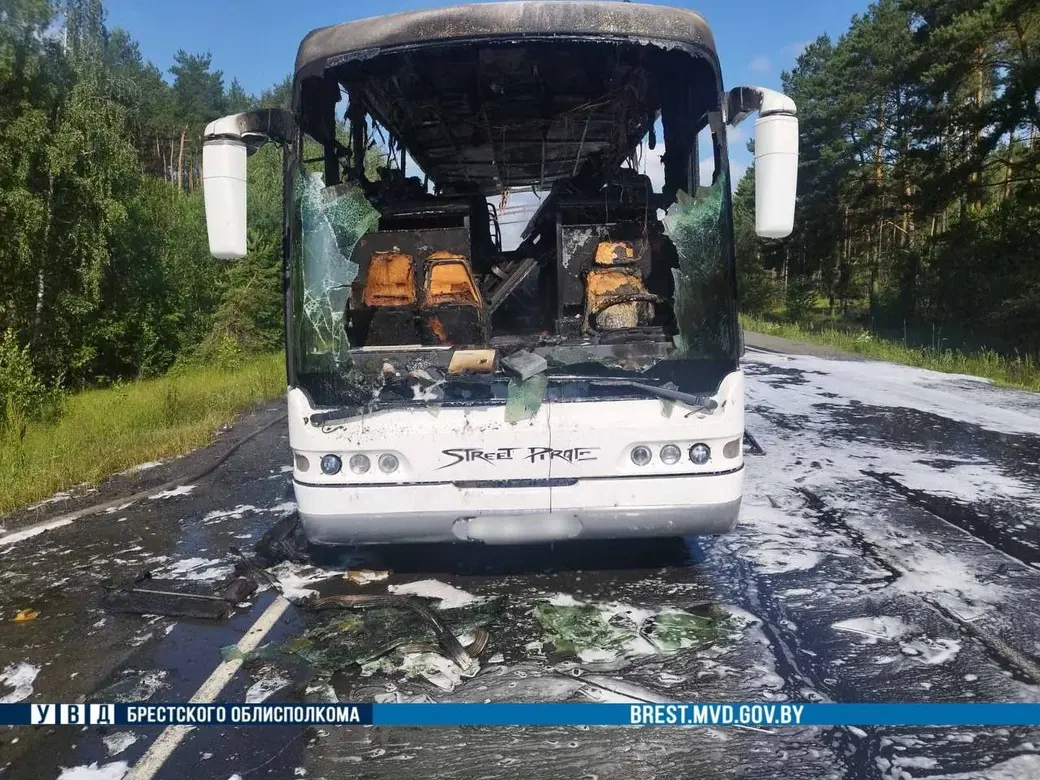 Возле Лунинца на трассе М10 загорелся автобус | bobruisk.ru