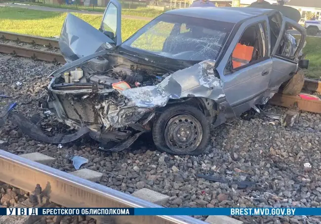 В Ганцевичах автомобиль столкнулся с поездом. Четырех человек доставили в больницу