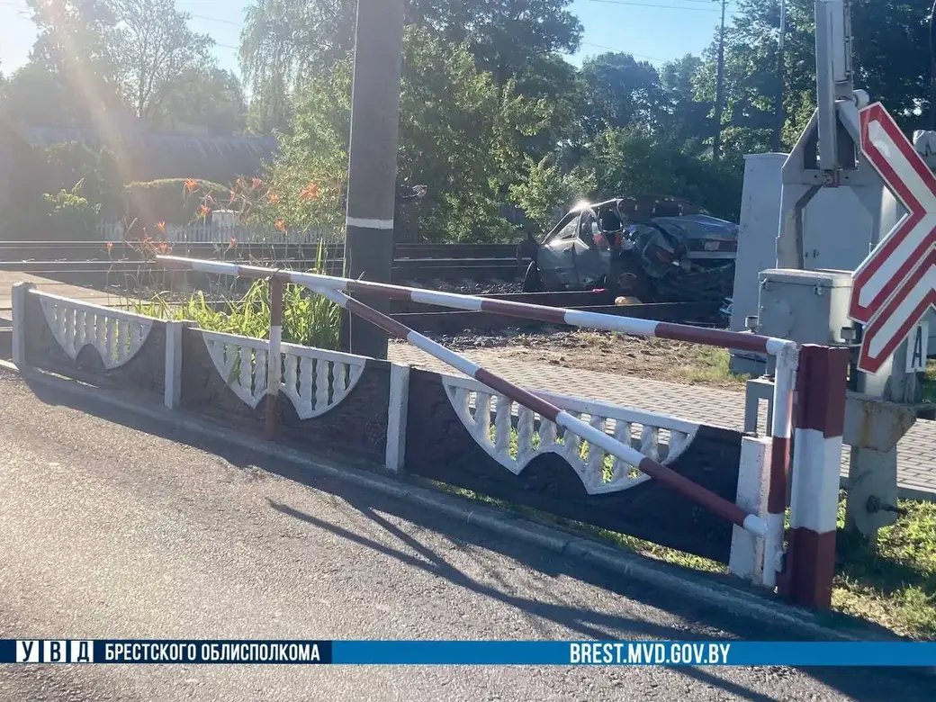 В Ганцевичах автомобиль столкнулся с поездом. Четырех человек доставили в  больницу | bobruisk.ru