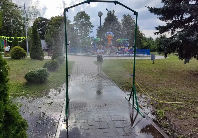 В Могилеве появилась «водяная арка»: принять прохладный душ может любой желающий