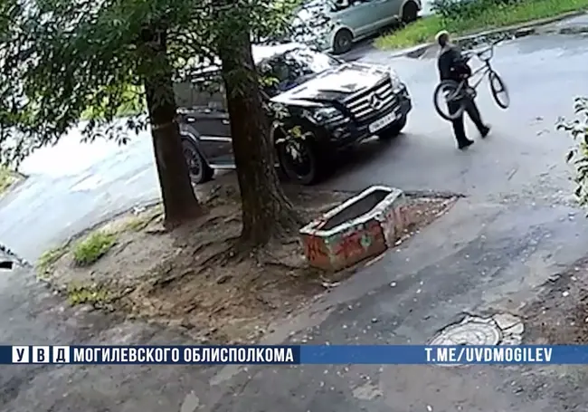 В Бобруйске мужчина пытался украсть у школьника велосипед (видео)