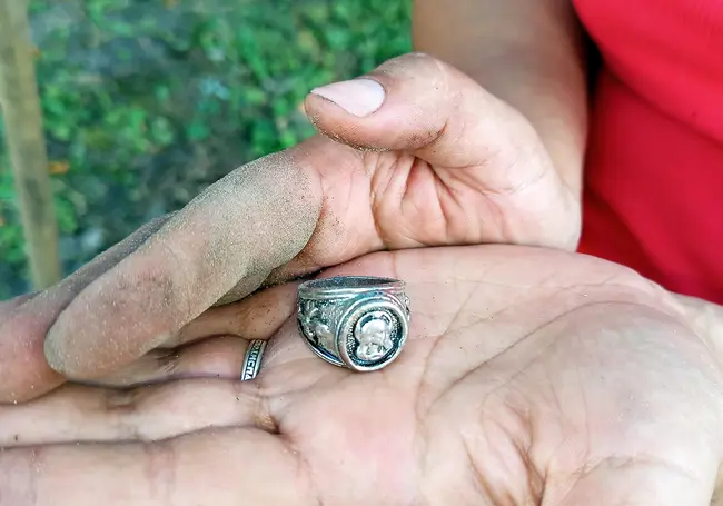 Клад в купальский вечер: как жительница Глуска нашла у себя в саду старое серебряное кольцо