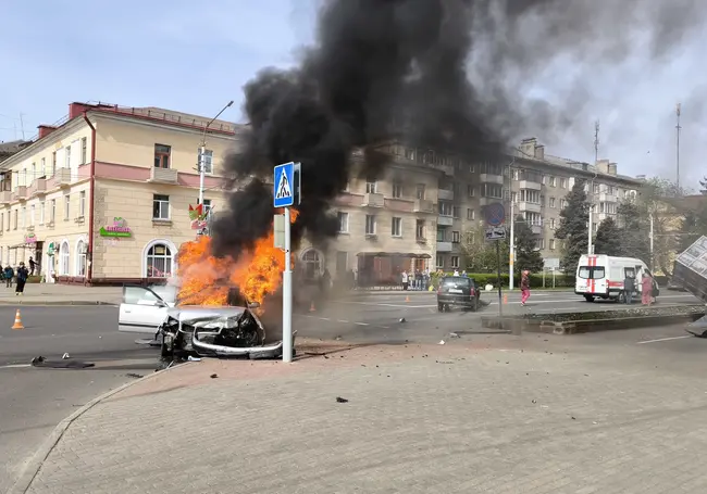 Серьезная авария в Бобруйске: на скорости столкнулись Audi и VW. Одна из машин сгорела (видео)