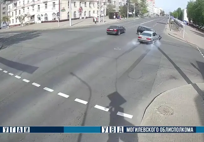 Поворачивал налево и не пропустил. ГАИ показала момент аварии с пожаром на бобруйском перекрестке (видео)