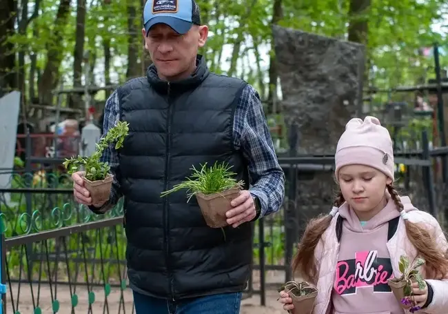 «Пластмассовые считаю мертвыми. Носить их родным? Нет!» Как в Бобруйске прошла экоакция «Радуница без пластика»