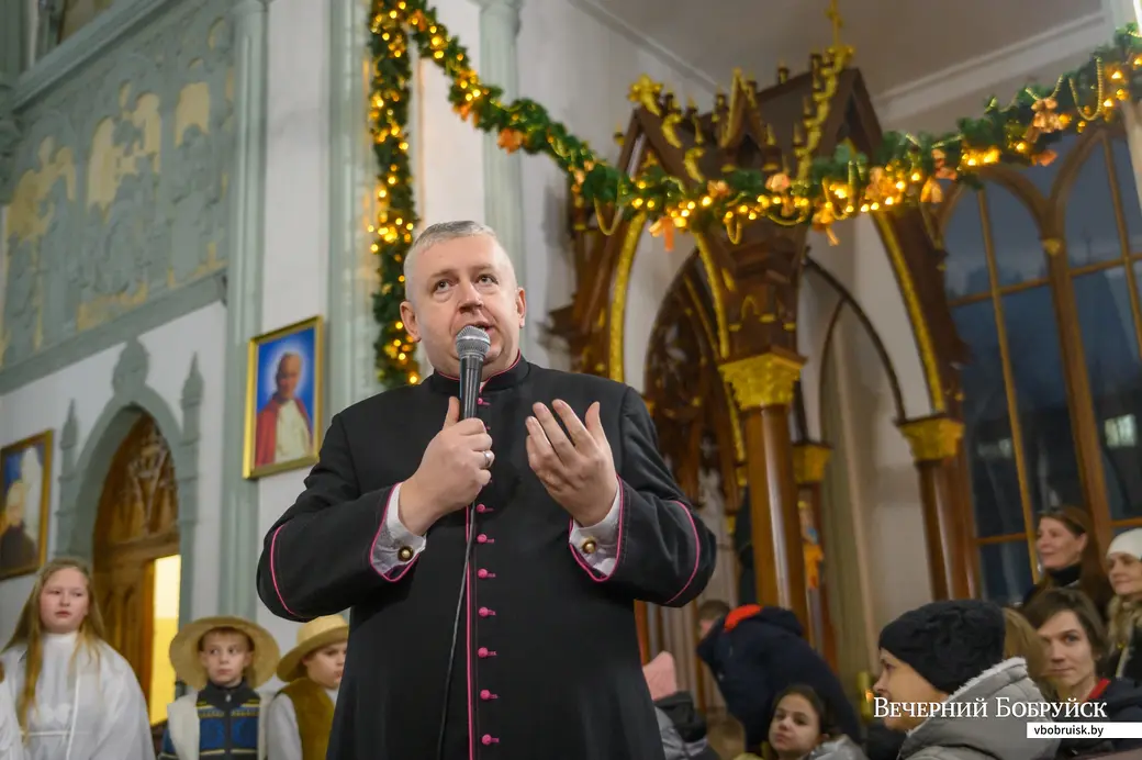 24.12.2023. Ксёндз Андрэй Яркавец у бабруйскім касцёле Беззаганнага Зачацця Найсвяцейшай Дзевы Марыі