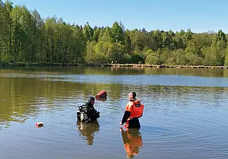 Воды – как летом. Бобруйские водолазы почистили озеро у бассейна «Лесной»