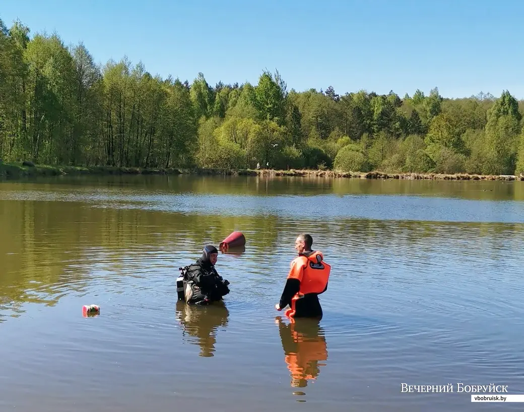 2.05.2025. Бобруйск. Очистку озера у профилактория «Шинник» ведут водолазы спасательной станции №1.