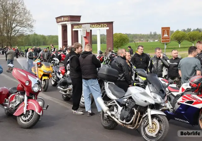 В Сычково под Бобруйском стартовал мотопробег в память о подвиге героев. Фотофакт