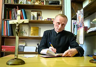 «Трэба ўмець не толькі маліцца, але і малаток трымаць». Знаёмства з новым бабруйскім ксяндзом на дзень народзінаў