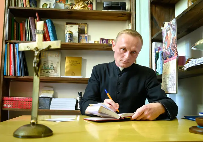 «Трэба ўмець не толькі маліцца, але і малаток трымаць». Знаёмства з новым бабруйскім ксяндзом на дзень народзінаў