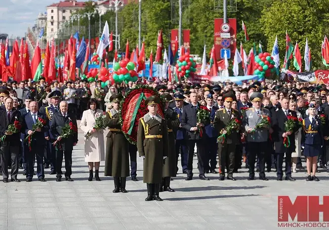 Около 10 тысяч человек приняли участие в народном возложении цветов к монументу Победы в Минске. Фотофакт