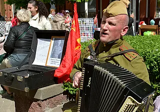 Народные гуляния на площади Победы 9 мая. Фотозарисовки