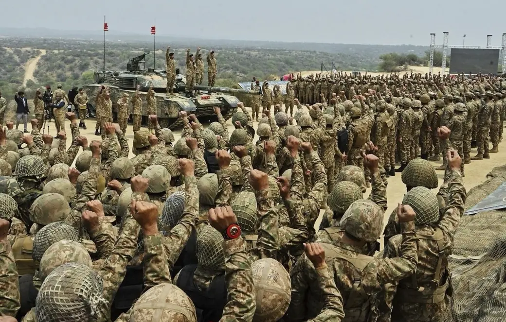 Пакистан перебрасывает свои войска на передовые позиции. Фото: АР.