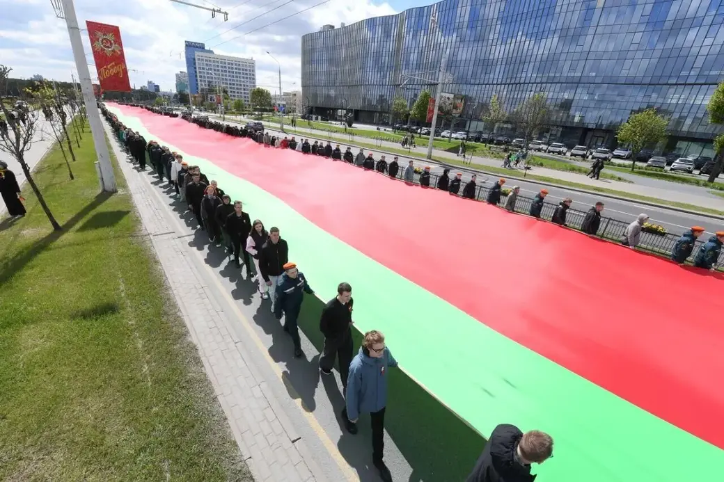 11 мая 2025 года. Государственный флаг Беларуси длиною в 500 м пронесли по Минску. Фото: Sputnik.