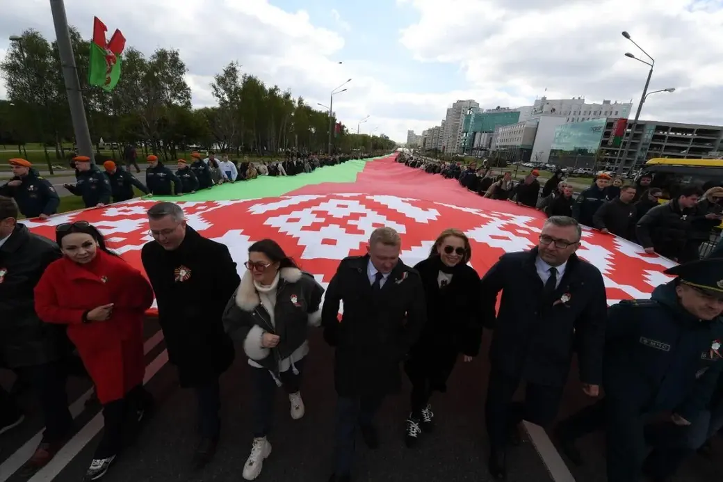 11 мая 2025 года. Государственный флаг Беларуси длиною в 500 м пронесли по Минску. Фото: Sputnik.