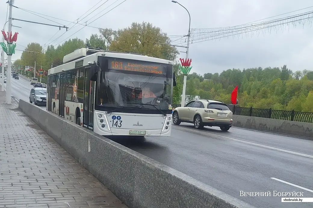Май 2025 г. Могилев. Во всех троллейбусах города можно оплатить проезд картой за себя, на маршруте 16Д - еще и за попутчиков.