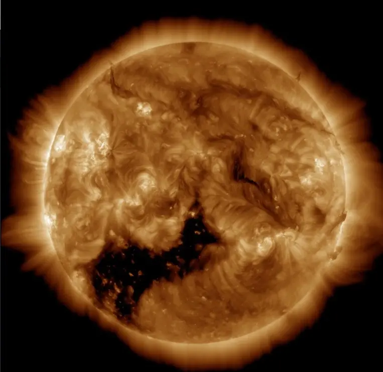 Солнечный ветер вырывается из корональной дыры. Кадр видео: sdo.gsfc.nasa.gov.