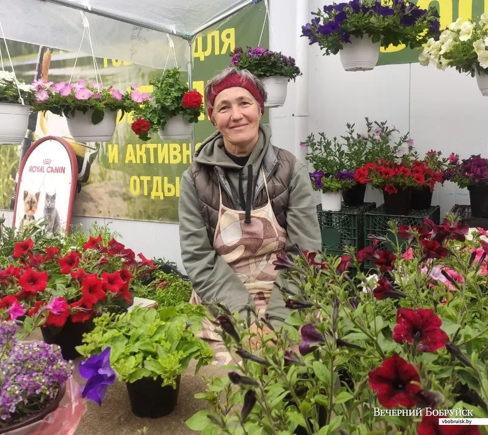 20.05.2025. Бобруйск. Мария Ивановна Шинкевич продает цветы на рынке «На Красноармейской». Фото автора.