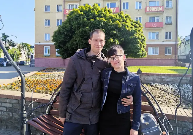 «Мы живем, чтобы делать детей счастливыми». Свадебная пара из Могилева