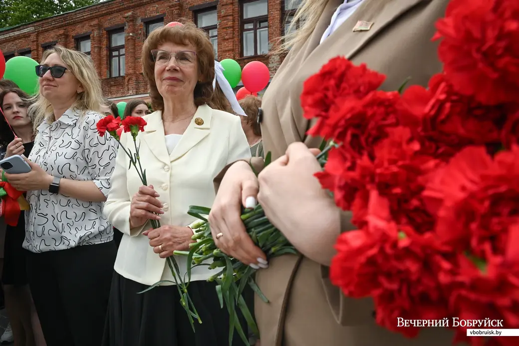 24.05.2025. Площадь Победы – площадь им. В.И.Ленина. Городской праздник «Последний звонок». Светлана Бурлакова, бывший главный специалист управления образования,