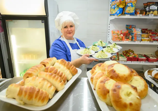 «Да простит меня жена, но что-то здесь даже вкуснее, чем дома». Столовая Бобруйского завода КПД открыта после ремонта