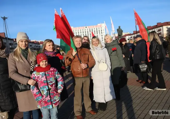 В Бобруйске возложили цветы к памятнику Ленину. Фотофакт