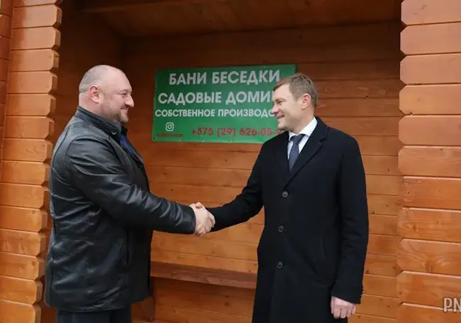 В Могилевском районе торжественно открыли остановку из дерева. Фотофакт