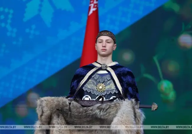 На «Дажынках» в Полоцке Лукашенко подарили меч. Фотофакт