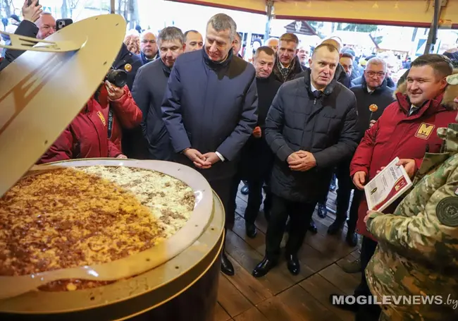 На областных «Дажынках» в Климовичах открыли банку тушенки весом 500 кг. Фотофакт